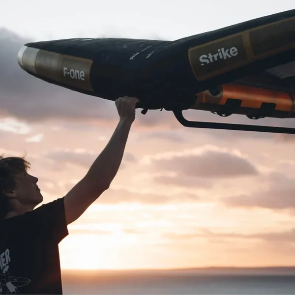 Aile de Wing Foil F-ONE STRIKE V5 ALUULA avec poignées offertes