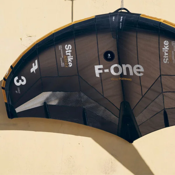 Aile de Wing Foil F-ONE STRIKE V5 ALUULA avec poignées offertes
