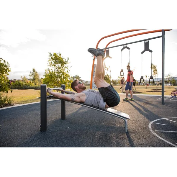 Appareil de musculation extérieur Kompan - Banc incliné