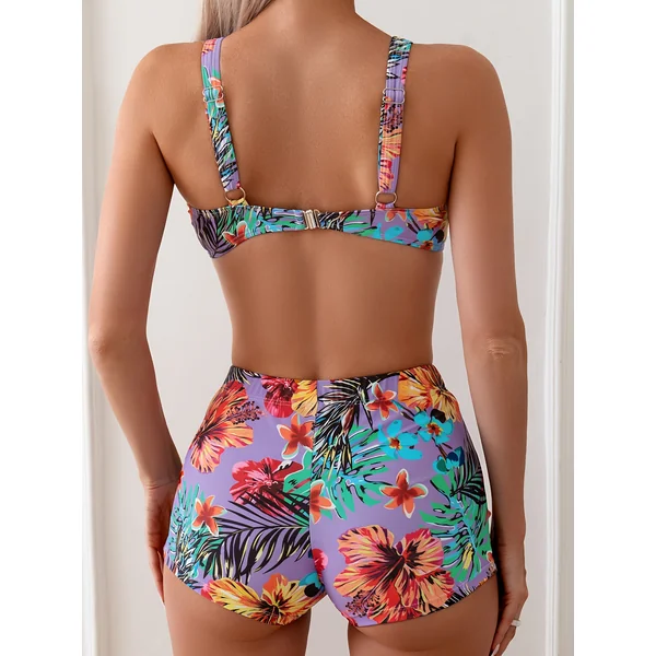 Bikini 3 pièces tropical, paréo, top noué, short taille haute.
