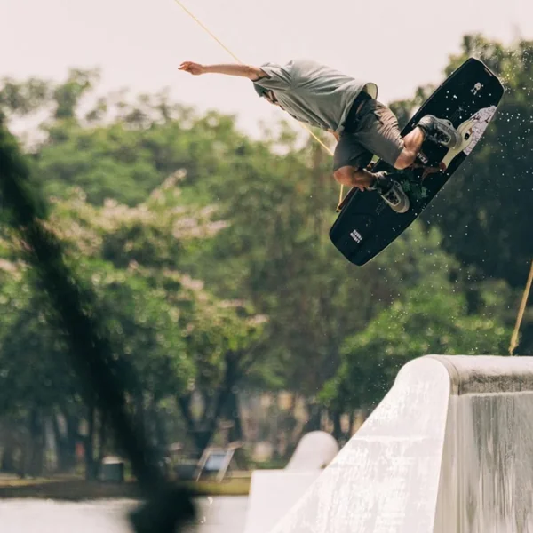 Planche de wakeboard liquid force peak 2026