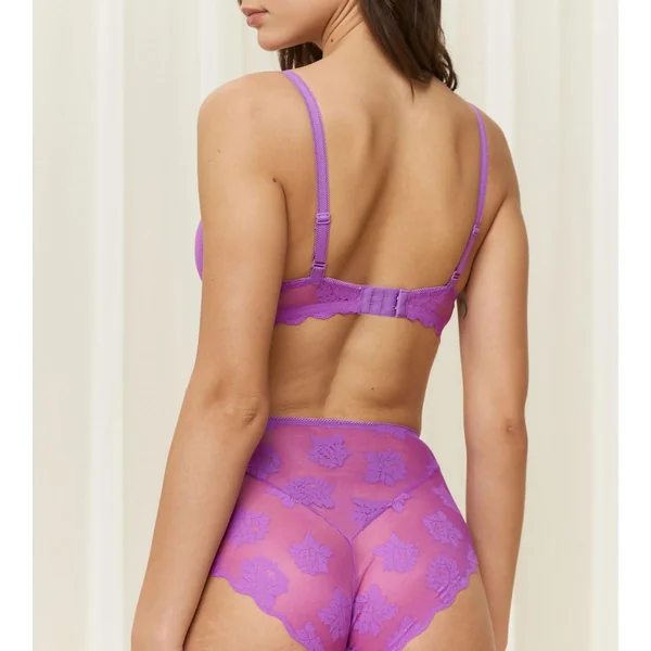 Soutien-gorge emboîtant armatures