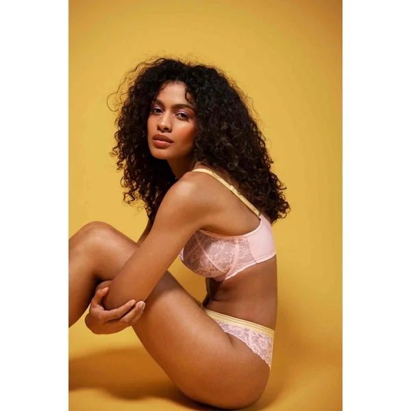 Soutien-gorge emboîtant armatures