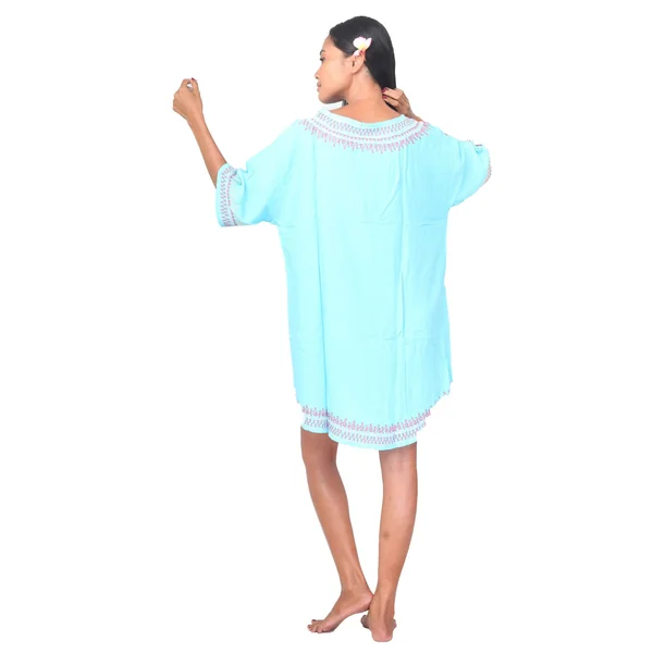 Tenue de plage bleu avec pompon