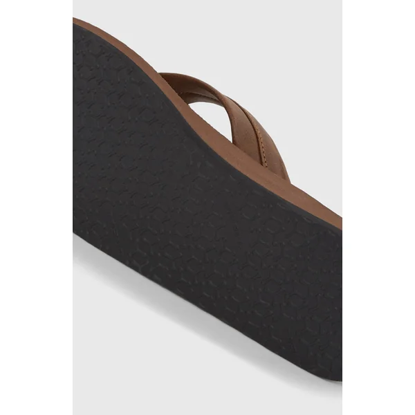 Tongs Beach | Falcon
