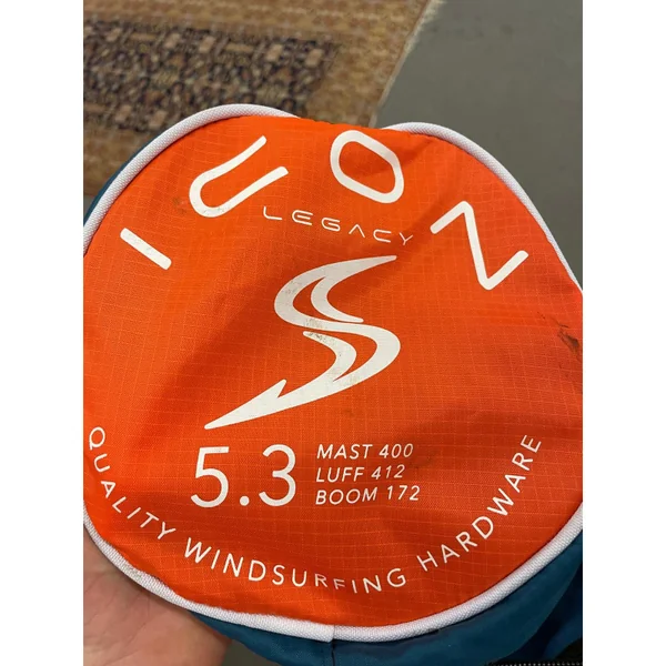 Voile windsurf SIMMER STYLE Icon Legacy 5.3 2022 Blue Occasion C (patch panneau 3 + trouée fourreau)