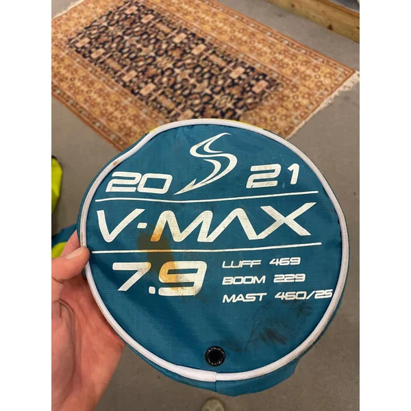 Voile windsurf SIMMER STYLE V-Max 7.9 2021 Blue Occasion (petit patch panneau 5)